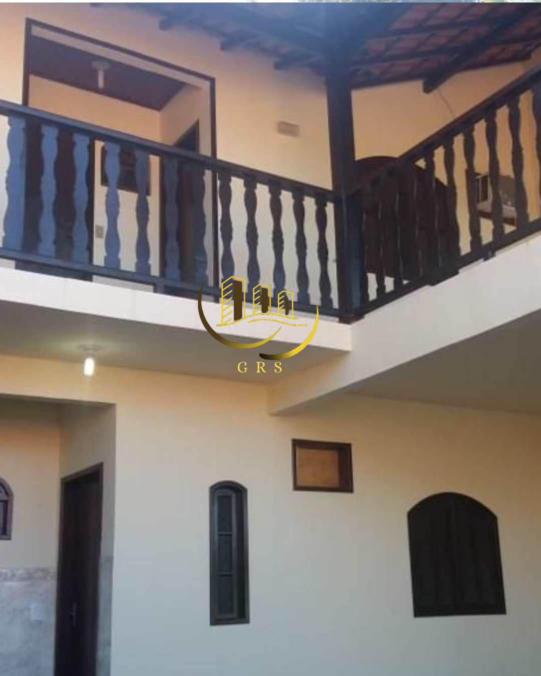 DUAS CASAS MAIS UMA SUÍTE À VENDA  PRAIA DA PITÓRIA EM SÃO PEDRO DA ALDEIA-RJ.