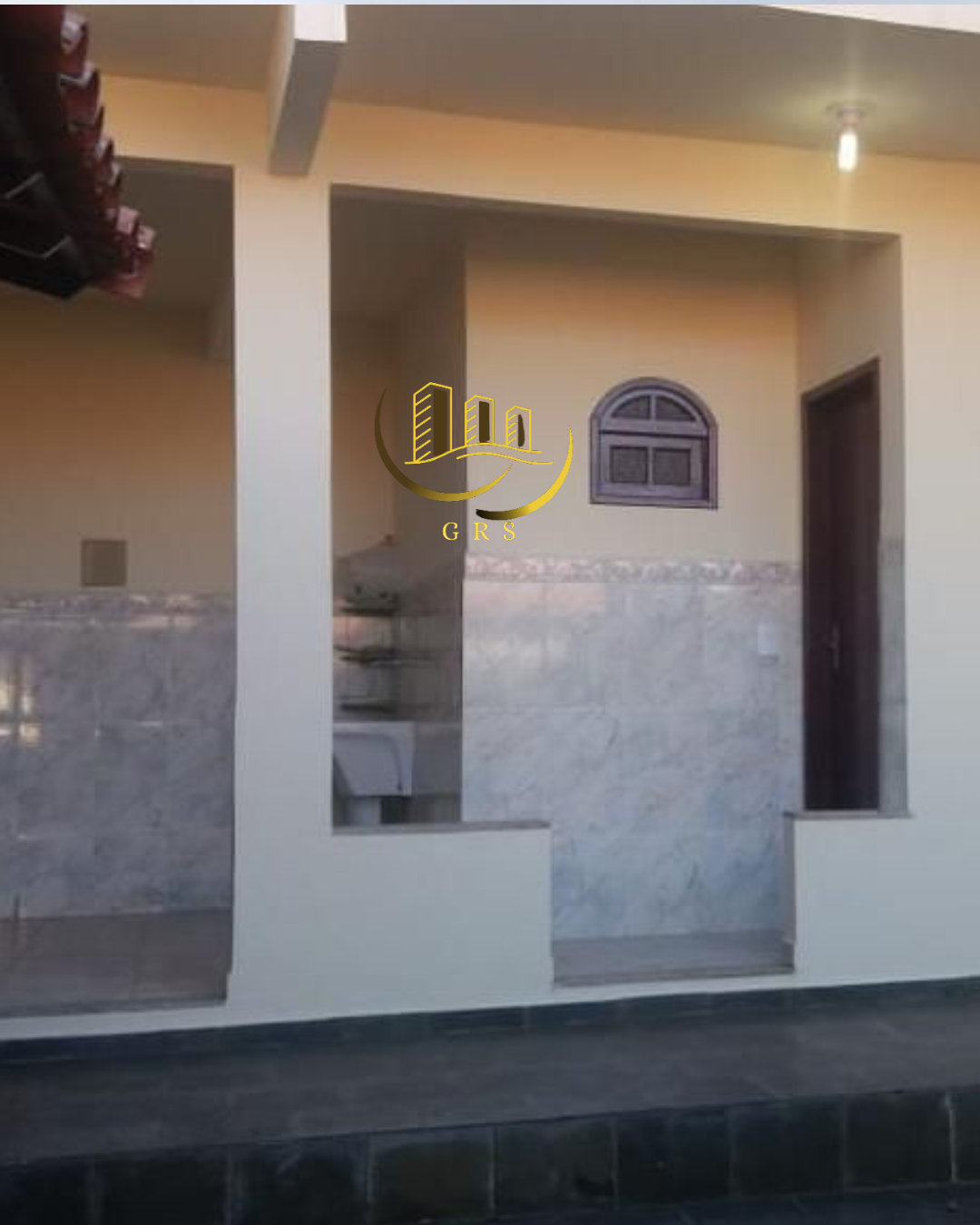 DUAS CASAS MAIS UMA SUÍTE À VENDA  PRAIA DA PITÓRIA EM SÃO PEDRO DA ALDEIA-RJ.