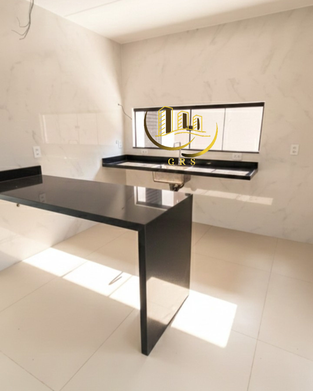 CASA Á VENDA EM CONDOMÍNIO DE LUXO EM SÃO PEDRO DA ALDEIA-RJ.