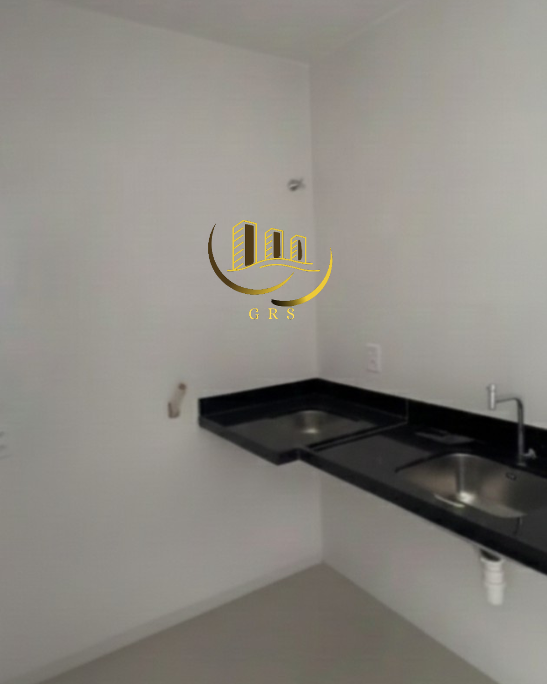 CASA Á VENDA EM CONDOMÍNIO DE LUXO EM SÃO PEDRO DA ALDEIA-RJ.