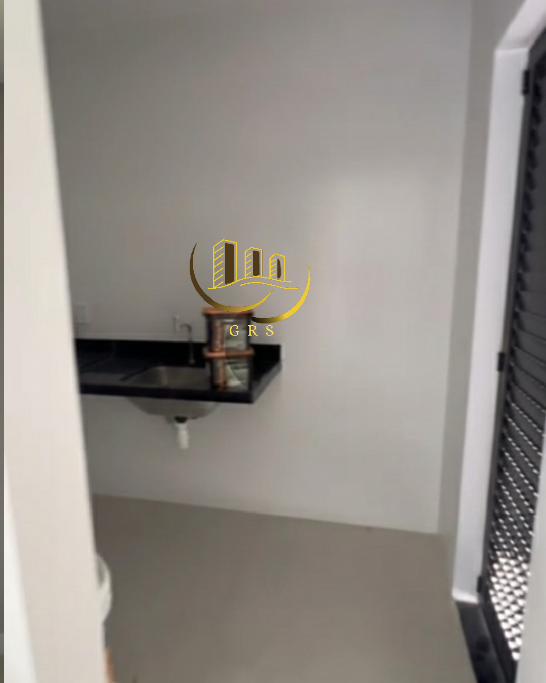 CASA Á VENDA EM CONDOMÍNIO DE LUXO EM SÃO PEDRO DA ALDEIA-RJ.