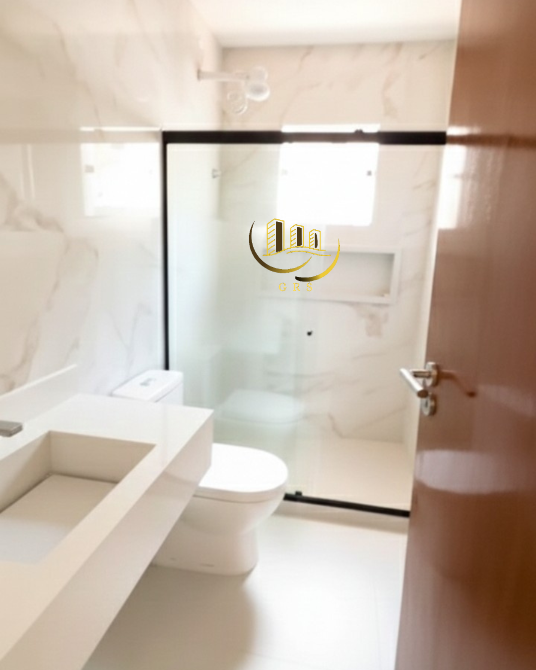 CASA Á VENDA EM CONDOMÍNIO DE LUXO EM SÃO PEDRO DA ALDEIA-RJ.