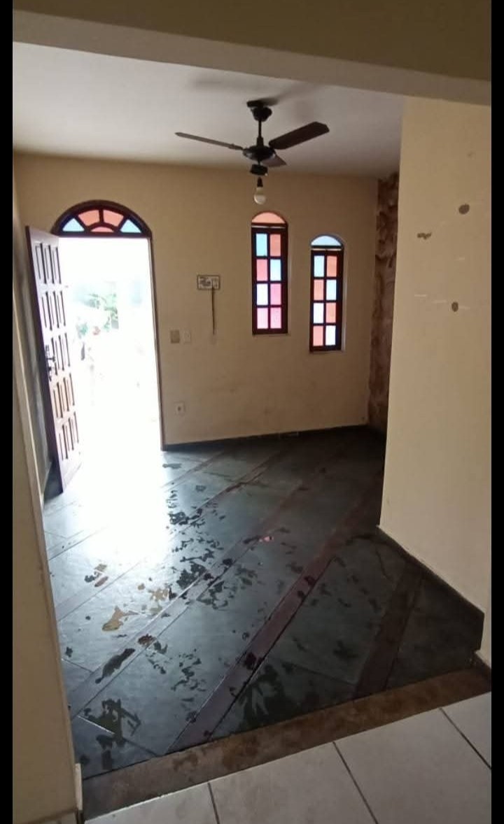 CASA À VENDA NA ESTRADA DOS PASSAGEIROS PORTO DO CARRO EM SÃO PEDRO DA ALDEIA-RJ.